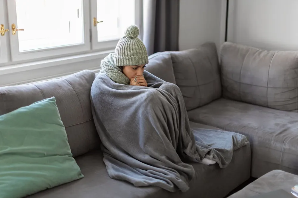 Person fröstelt im Winter