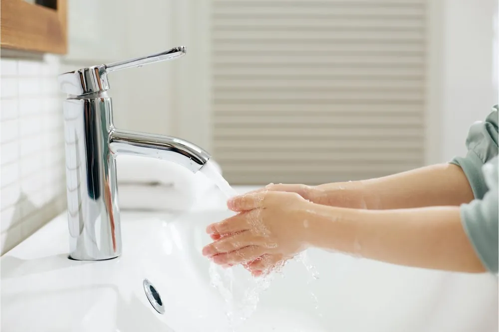 Hände werden unter fließendem Wasser gewaschen