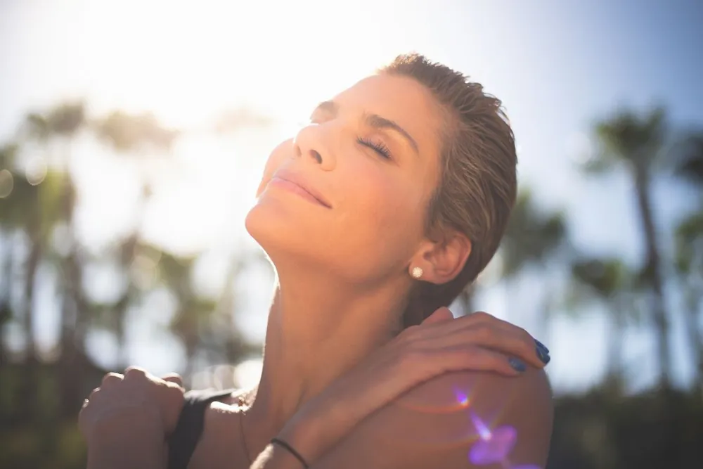 Person sitzt entspannt in der Sonne