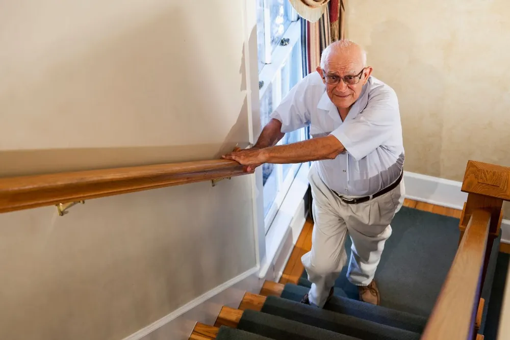 Person steigt eine Treppe hinauf