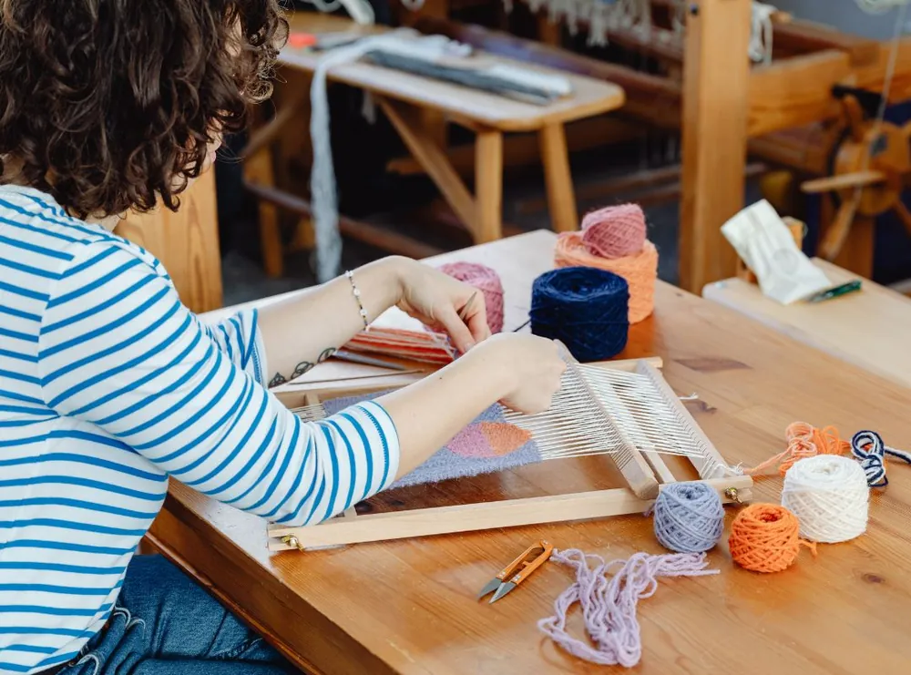 Frau strickt konzentriert