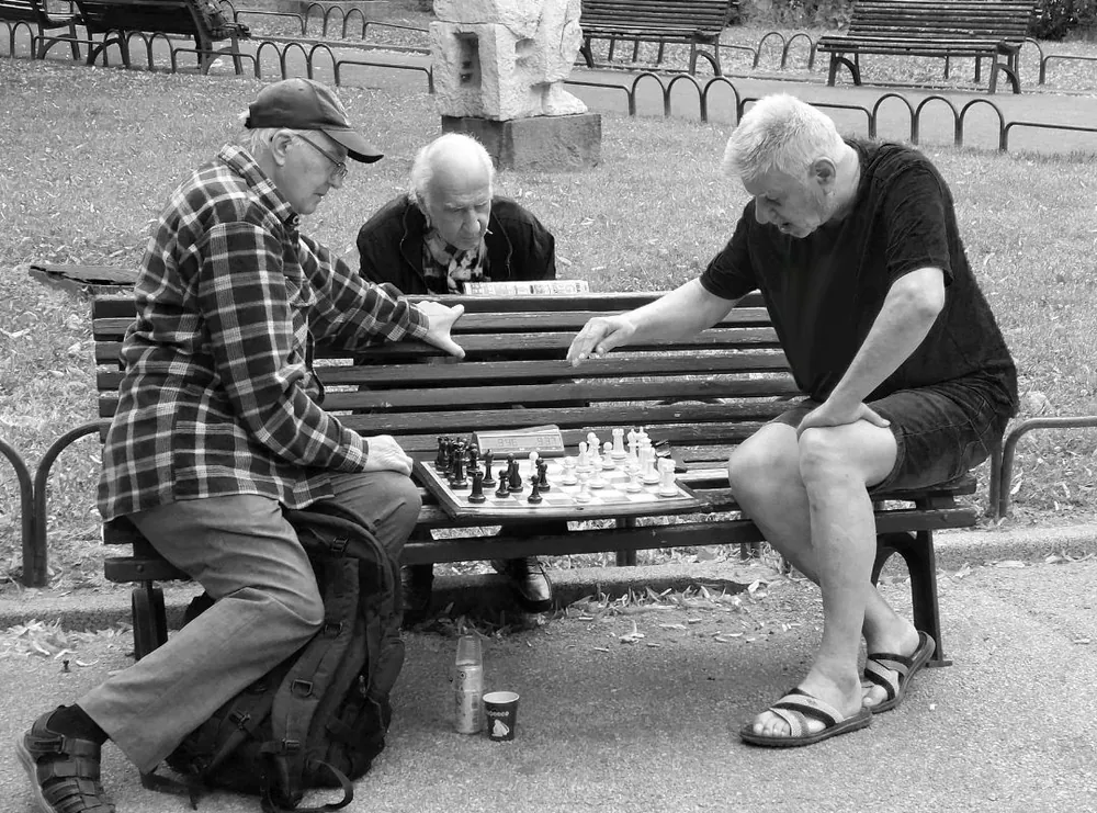 Menschen treffen sich in einem Park